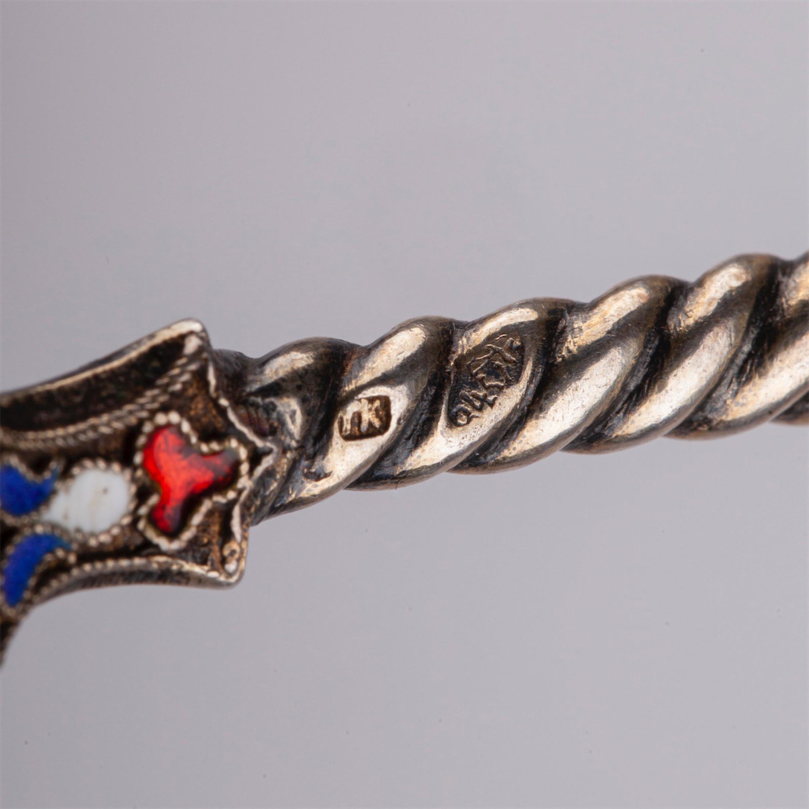 A Russian silver and enamel sugar spoon — image 5