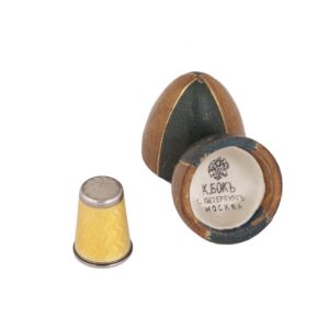 Decorative thimble in a case — image 1