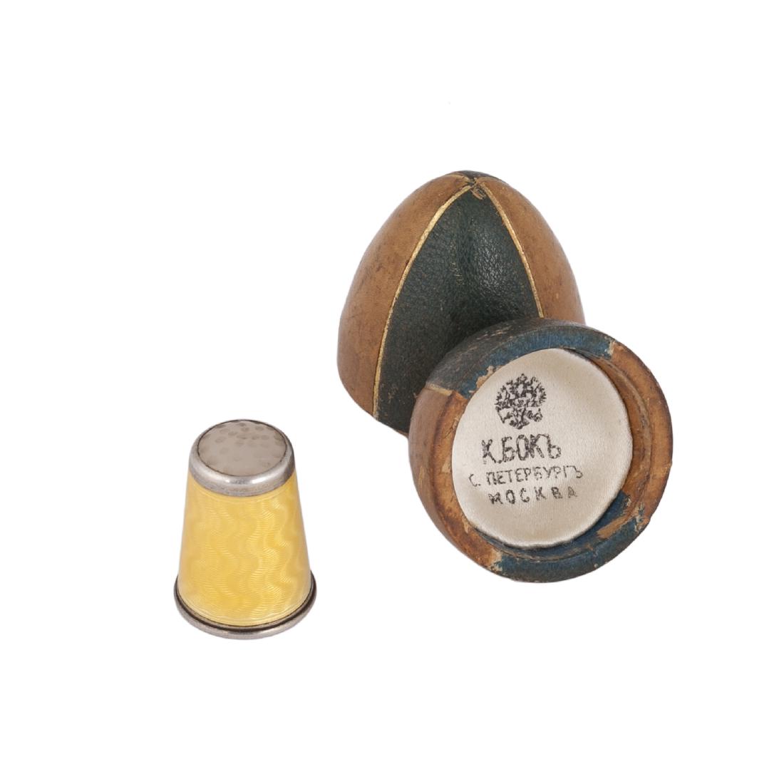 Decorative thimble in a case — image 1