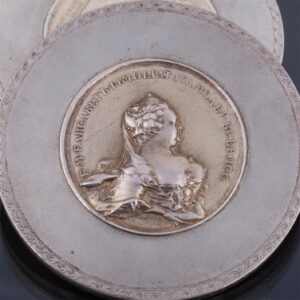 Russian silver rounded snuff box — image 3