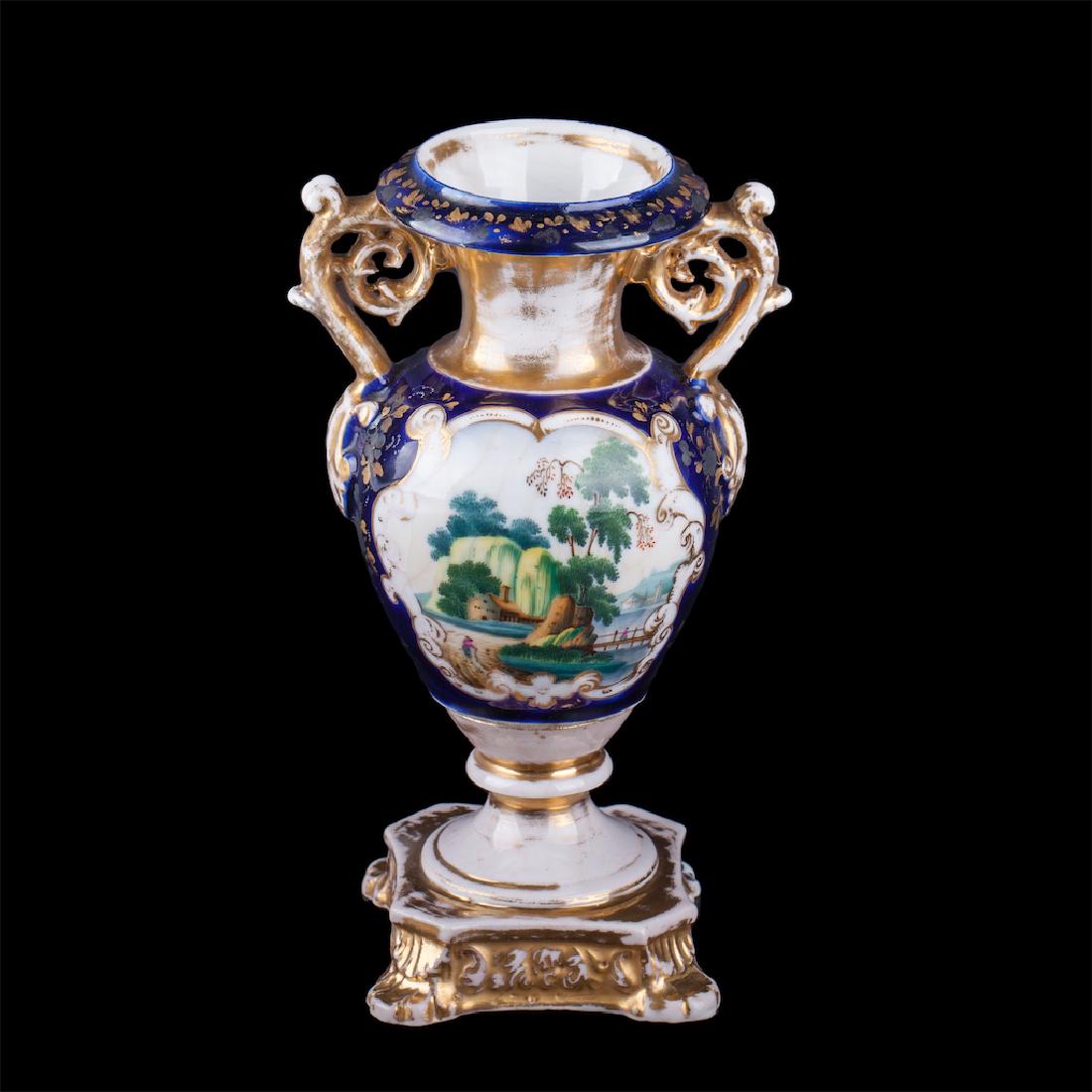 Vase with floral motifs — image 2