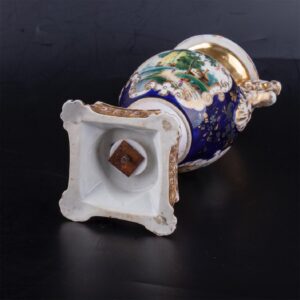 Vase with floral motifs — image 3