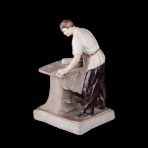 Russian porcelain figure. Dmitrov factory — image 2