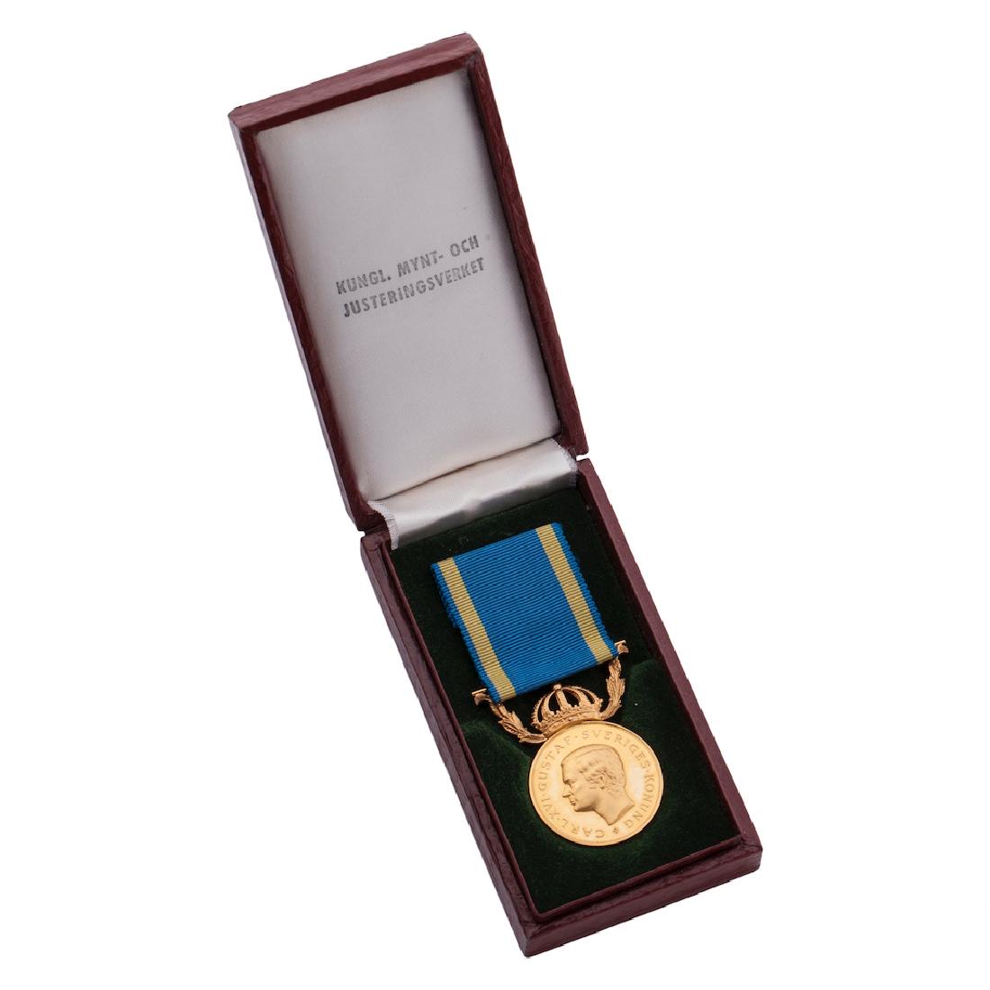 Medal For generosity and honesty — image 1