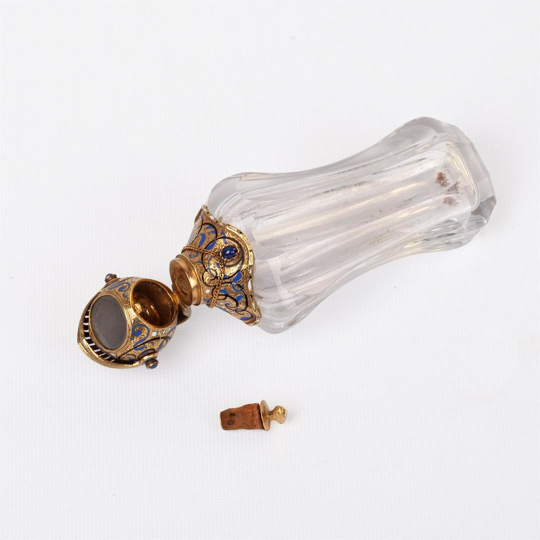 An unusual French gold and sapphire flask — image 5