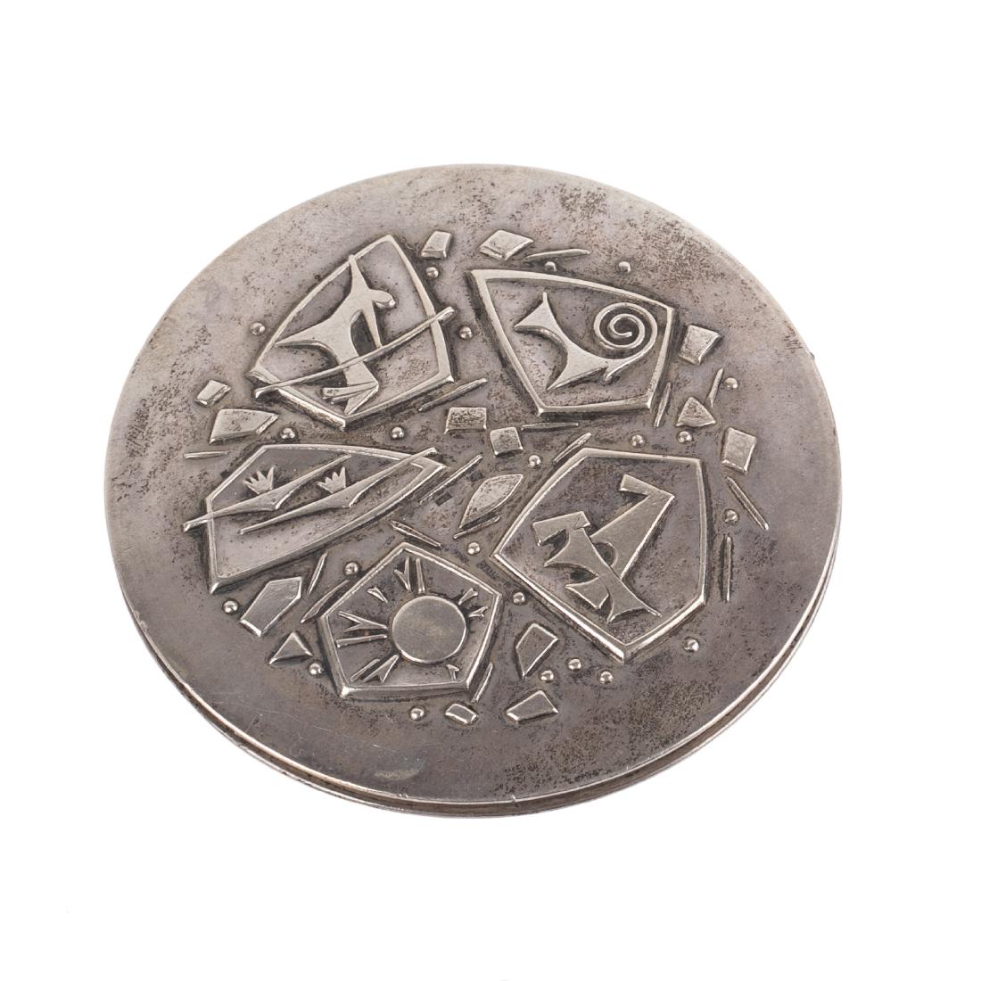 Russian silver powder box with the engraving — image 1